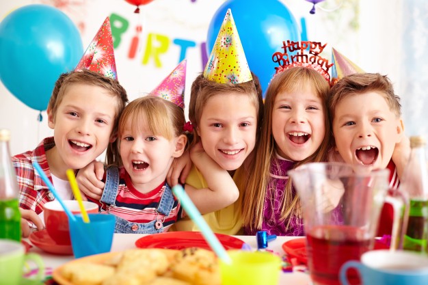 enfants à un goûter d'anniversaire