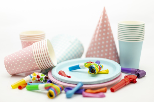 enfants à un goûter d'anniversaire